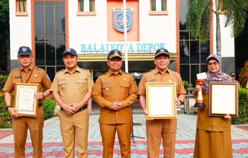 Wali Kota Depok, Supian Suri (tengah) usai sampaikan penghargaan ke Perangkat Daerah yang berprestasi. (Foto: Dok Diskominfo Kota Depok) 