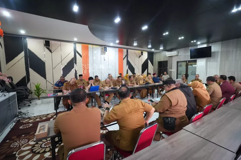 Kegiatan pengendalian dan evaluasi kinerja pembangunan daerah di Ruang Pertemuan Bappeda Kota Sukabumi pada Senin (13/10/2025).