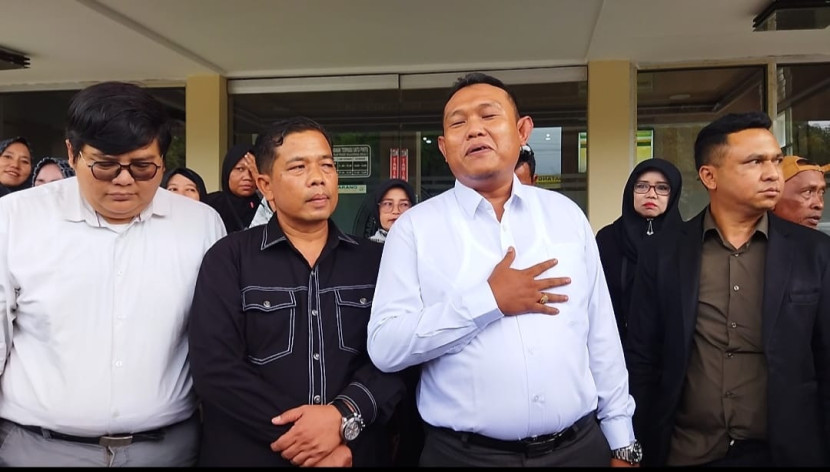 Rubby Extrada dan rekan dampingi Hamzah Nasyah di Pengadilan Negeri Majalengka usai sidang beberapa bulan yang lalu. (Foto: Dok Eko Widiantoro)