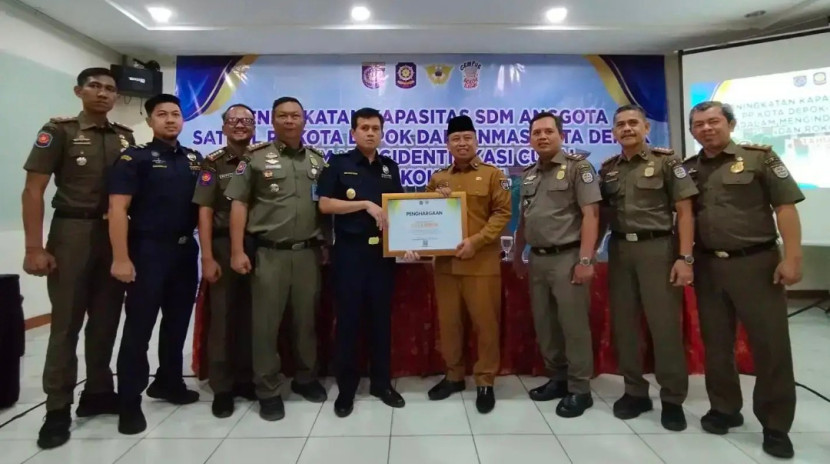 Pemkot Depok meraih piagam dari Dirjen Bea Cukai Jawa Barat atas kinerja dan peran serta dalam kegiatan Penggunaan Dana Bagi Hasil Cukai Hasil Tembakau di Bidang Penegakkan Hukum tahun 2024. (Foto: Dok Diskominfo Kota Depok)