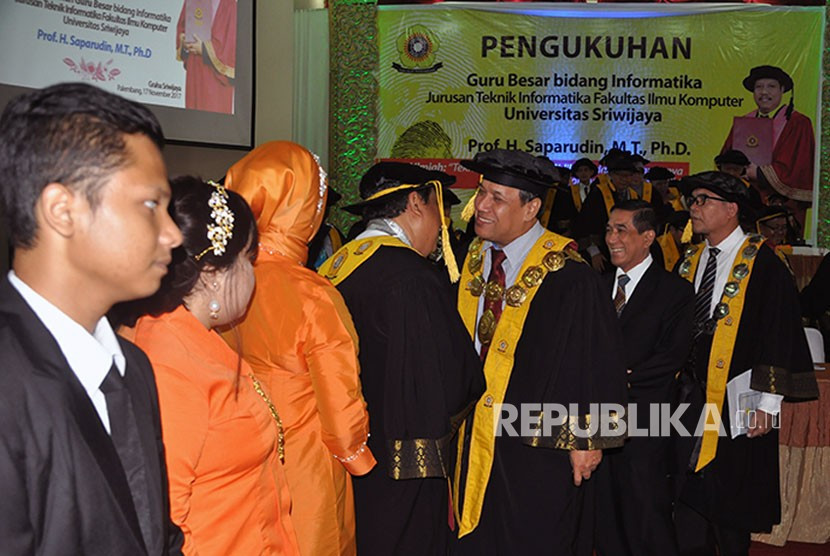 Prof Udin mendapat ucapan selamat dari Rektor Unsri yang saat itu dijabat Anis Saggaff. (FOTO: Maspril Aries)