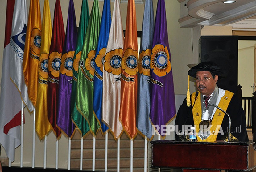 Prof Udin saat menyampaikan pidato pengukuhan sebagai guru besar Unsri tahun 2017. (FOTO: Maspril Aries)