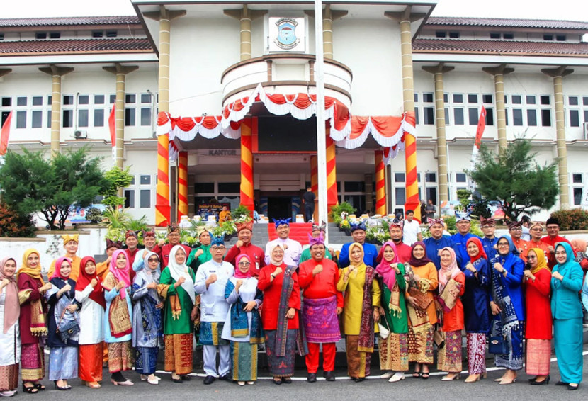 Prof Udin (tengah baju teluk belanga merah) bersama Cece Dessy menghadiri HUT Kota Pangkalpinang 2025. (FOTO: FB@Saparudin)