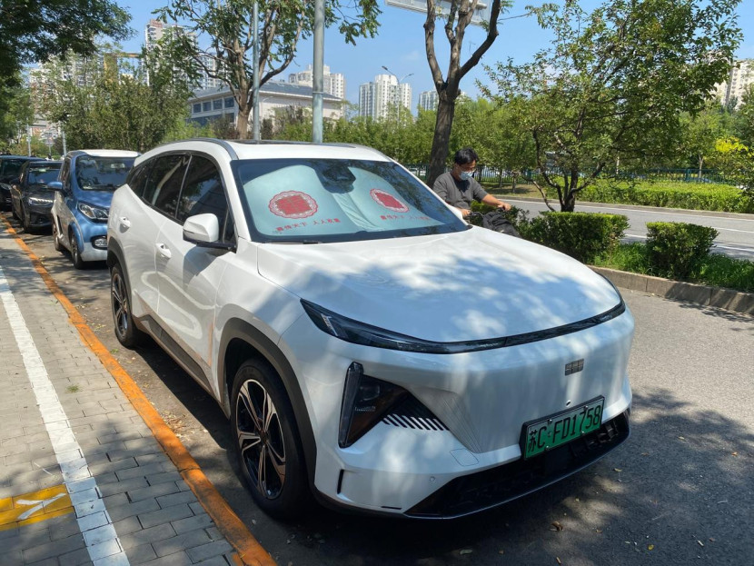 Sejumlah mobil listrik buatan produsen otomotif China terparkir di pinggir jalan Beijing, China, September 2025. Foto: Mobillistriknews.com/Firkah Fansuri