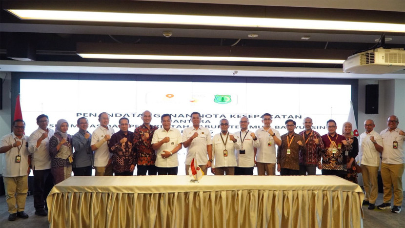 Bupati Muba Toha Tohet dan Deputi Dukungan Bisnis SKK Migas Eka Bayu Setta bersama para staf. (FOTO: Humas SKK Migas)