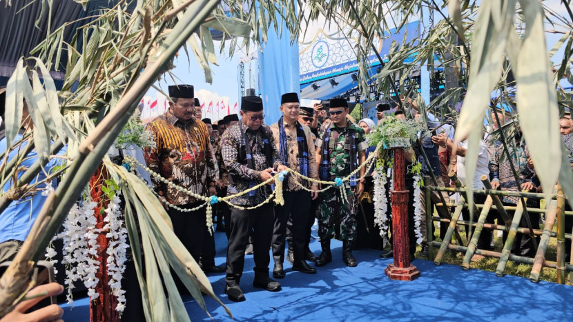 Bupati Majalengka beserta jajaran Forkopimda gunting pita MTQ ke-55 di Kecamatan Sindang. (Foto: Dok Eko Widiantoro)
