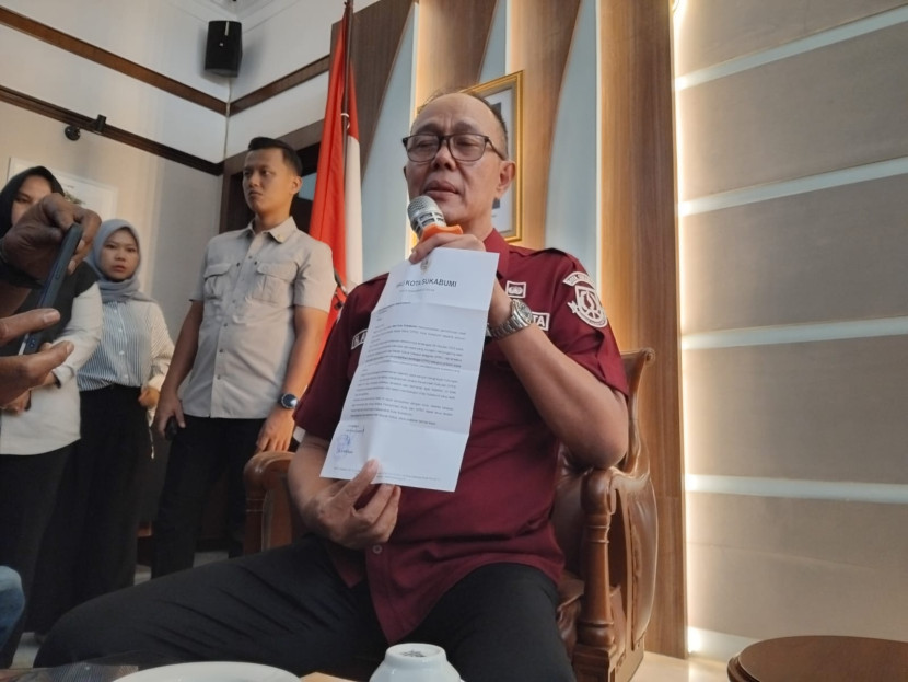 Wali Kota Sukabumi Ayep Zaki saat menyampaikan permintaan maaf kepada DPRD Kota Sukabumi, Selasa (14/10/2025).