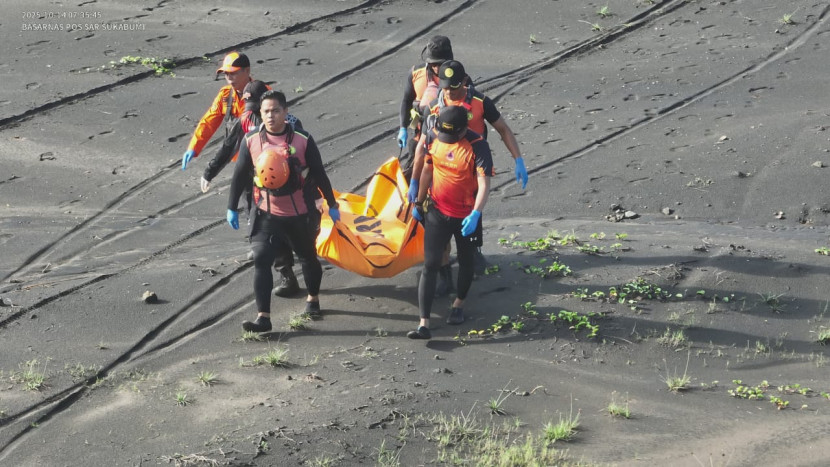 Upaya evakuasi nelayan yang tenggelam di Pantai Tegalbuleud, Kabupaten Sukabumi, Selasa (14/10/2025).dok Pos SAR Sukabumi