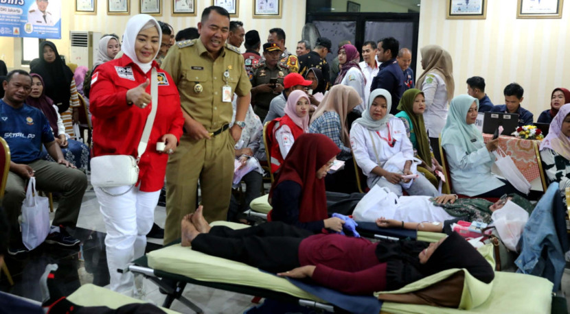 Anggota DPD RI Dapil DKI Jakarta Fahira Idris dan Wakil Bupati Kepulauan Seribu Aceng Zaeni di sela kegiatan donor darah yang berkolaborasi dengan Pemerintah Kabupaten Kepulauan Seribu dan PMI DKI Jakarta. (Foto: Dok RUZKA INDONESIA)