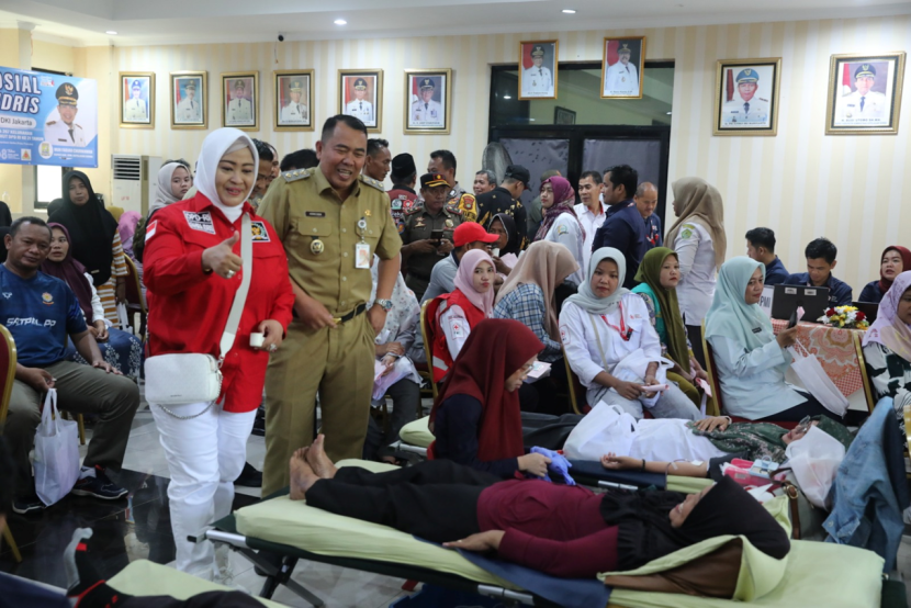 Fahira Idris di tengah-tengah para pendonor darah di Kepulauan Seribu Sumber:Foto: Istimewa