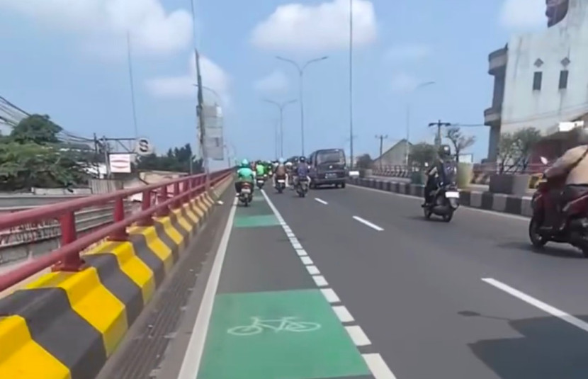 Jalur sepeda di fly over Arif Rahman Hakim. (Foto: Dok RUZKA INDONESIA)