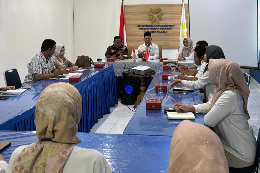 Kadisnakertrans Muba Herryandi Sinulingga (baju batik) dan Waydinsyah, Kepala BP3MI Sumatera Selatan memimpin rapat membahas kerjasama pelindungan pekerja migran. (FOTO: Dinas Kominfo Muba).