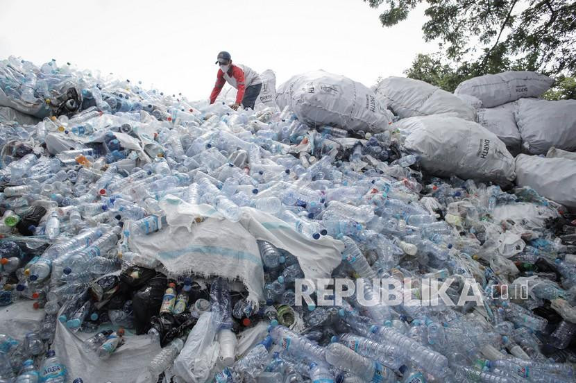 Petugas memilah botol plastik di Rumah Kompos Rungkut Kidul, Surabaya, Jawa Timur. Ilustrasi/Foto: Antara/Rizal Hanafi