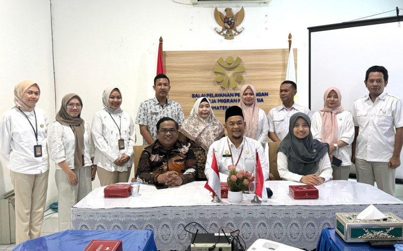 Kadisnakertrans Muba Herryandi Sinulingga (baju batik) dan Waydinsyah, Kepala BP3MI Sumatera Selatan bersama staf. (FOTO: Dinas Kominfo Muba)