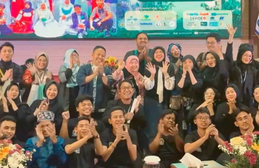 Penobatan Wali Kota Depok, Supian Suri dan Ketua TP-PKK Depok, Siti Barkah Hasanah menjadi Ayah dan Bunda Genre Kota Depok, pada Grand Final ADUJAK 2025 di Balai Kota Depok, Sabtu (11/10/2025). (Foto: Dok Diskominfo Kota Depok)