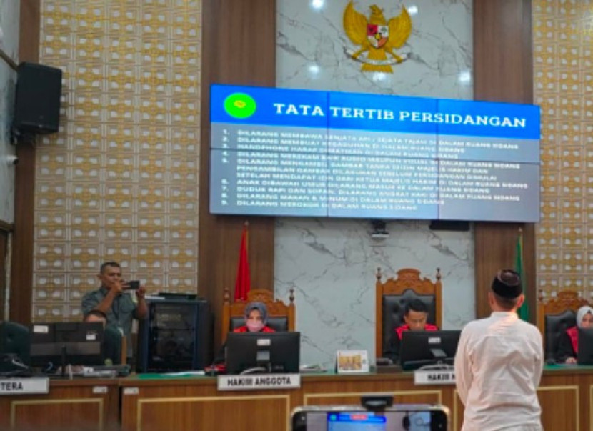 Terdakwa RK berdiri mendengarkan vonis hakim dalam kasus pencabulan anak dibawah umur di PN Kota Depok, Rabu (15/10/2025).