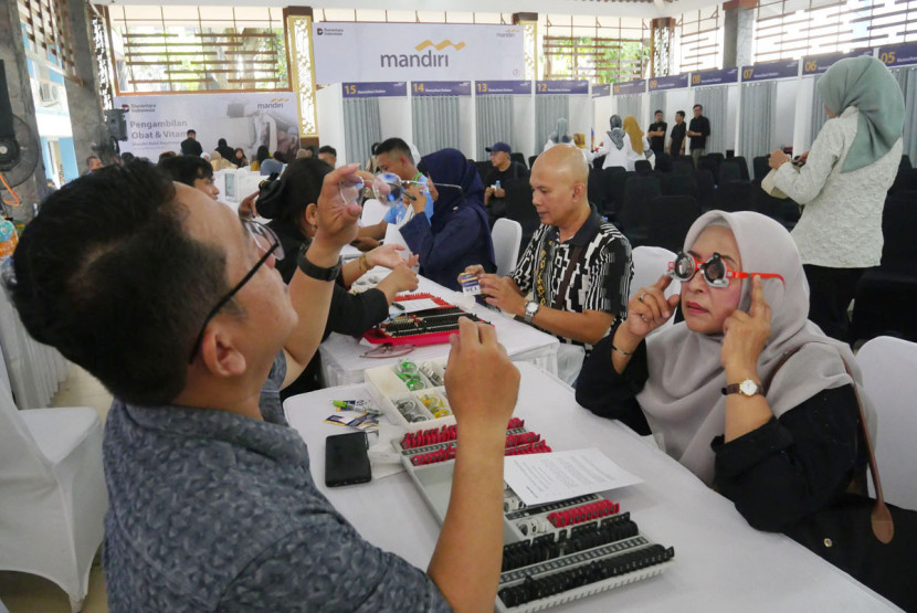 Pemeriksaan mata dan membagi ribuan kacamata secara gratis saat acara Mandiri Bakti Kesehatan, di Kampus ISBI, Kota Bandung, Rabu (15/10/2025). Foto: Edi Yusuf