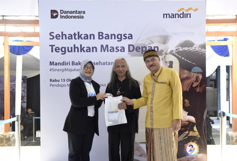 Regional CEO Bank Mandiri Region VI/Jawa Barat Nila Mayta Dwi Rihandjani bersama Wakil Rektor Bidang Akademik dan Kemahasiswaan ISBI Azzimi dan Direktur Klinik Kesehatan Universitas Padjajaran Aifo K menyerahkan bantuan dalam program Mandiri Bakti Kesehatan di Bandung, Rabu (15/10). Foto: Istimewa