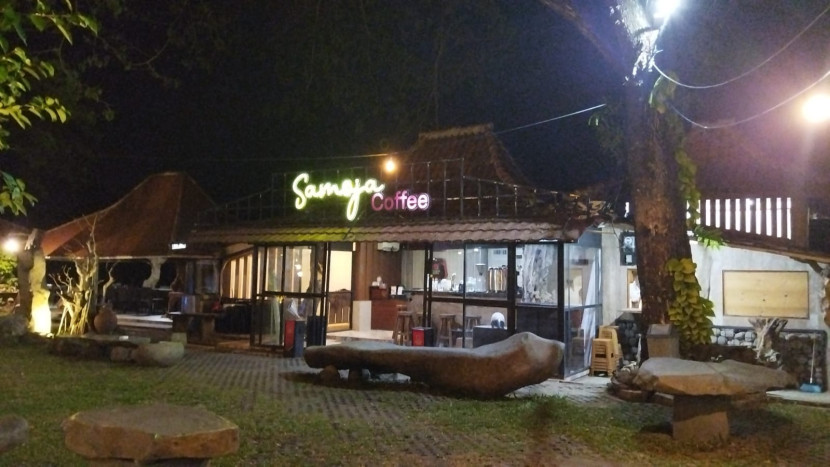 View Samoja Coffee dimalam hari dengan . (Foto: Dok Eko Widiantoro)