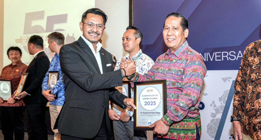 Direktur Pemasaran Pusat dan Niaga Pertamina Patra Niaga, Alimuddin Baso, menerima penghargaan “The Most Outstanding Efforts and Commitment to Indonesia’s Aviation Excellence” dari Syukuran HUT ke-55 INACA, di Jakarta, Rabu (15/10/2025). (Foto: Dok RUZKA INDONESIA)