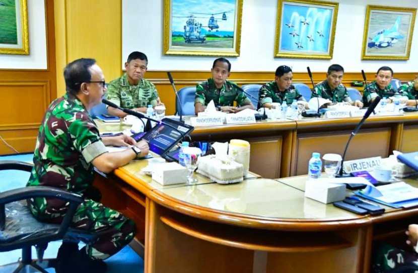 Wakil KSAU Marsdya Tedi Rizalihadi S memimpin rapat kedatangan alutsista baru TNI AU. Sumber: Dispenau