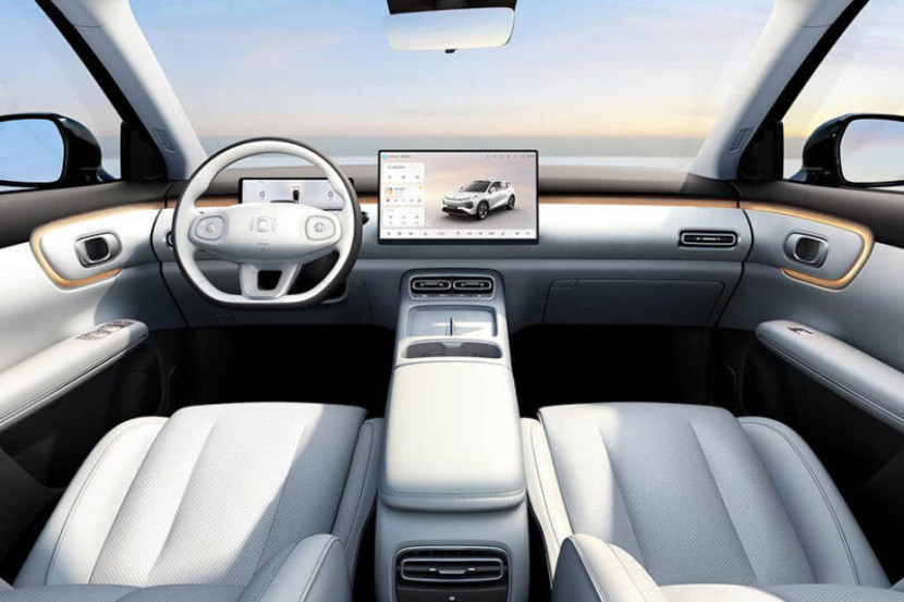 Kabin Changan Nevo Q05. Di dashbord tidak terlihat tombol-tombol karena pengoperasian fitur-fiturnya terpusat di layar head unit. Foto: Changan.