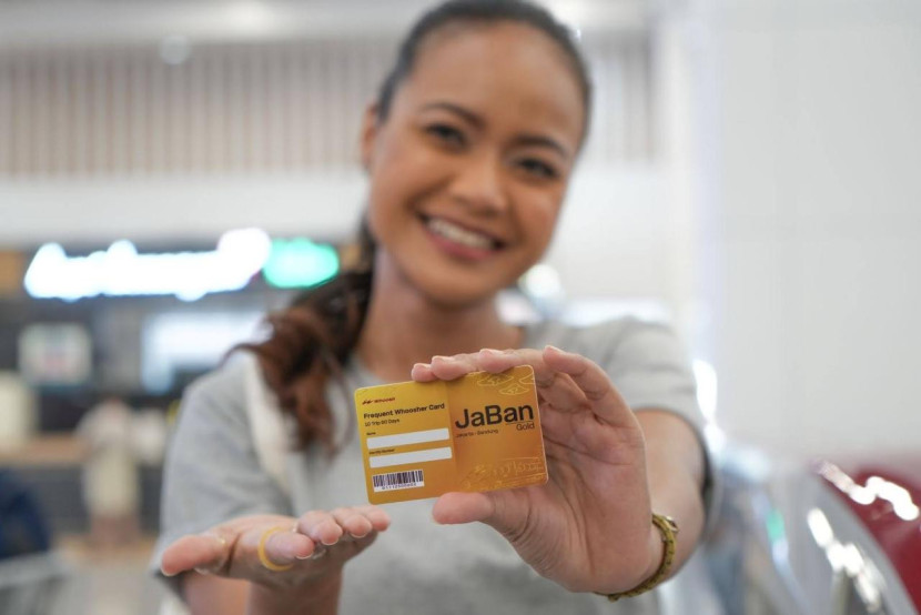 Melalui Kartu Langganan Whoosh atau Frequent Whooser Card (FWC), pelanggan dapat menikmati tiket Whoosh kelas Premium Economy lebih hemat hingga 35 persen. (Foto: Corcom KCIC)
