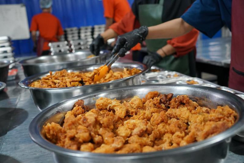 Penyajian makanan program Makan Bergizi Gratis (MBG)