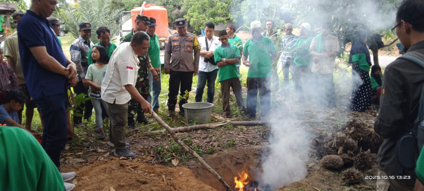 Praktisi biochar Arif Firmansyah yang juga Direktur PT Perfekta Lintas Semesta sedang mempraktikkan pembuatan biochar kepada para petani sawit di Desa Cinta Puri, Kecamatan Cinta Puri Darussalam, Kabupaten Banjar, Kalimantan Selatan, Kamis (16/10/2025).