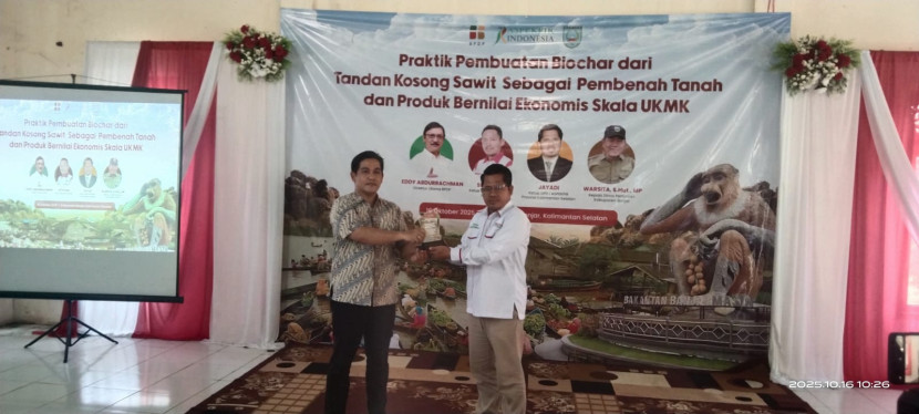 Ketua DPD I Aspekpir Kalimantan Selatan Jayadi menyerahkan plakat kepada Analis Senior Usaha Kecil Menengah dan Koperasi (UKMK) Badan Pengelola Dana Perkebunan (BPDP) Anwar Sadat pada acara Praktik Pembuatan Biochar dari Tandan Kosong Sawit sebagai Pembenah Tanah dan Produk Bernilai Ekonomi Skala UKMK di Desa Cinta Puri, Kecamatan Cinta Puri Darussalam, Kabupaten Banjar, Kalimantan Selatan, Kamis (16/10/2025)
