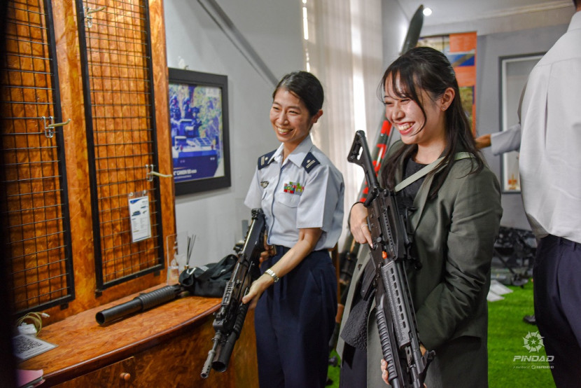 Staf Kementerian Pertahanan Jepang mencoba senjata laras panjang buatan PT Pindad. Foto: PT Pindad