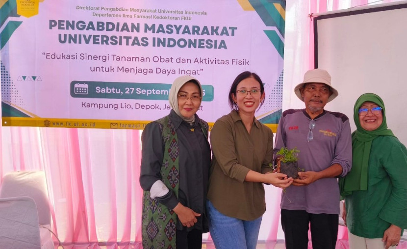 Pengmas FKUI di Kampung Lio, Kota Depok, bertajuk “Edukasi Sinergi Tanaman Obat dan Aktivitas Fisik untuk Menjaga Daya Ingat Lansia”. (Foto: Dok Humas UI)