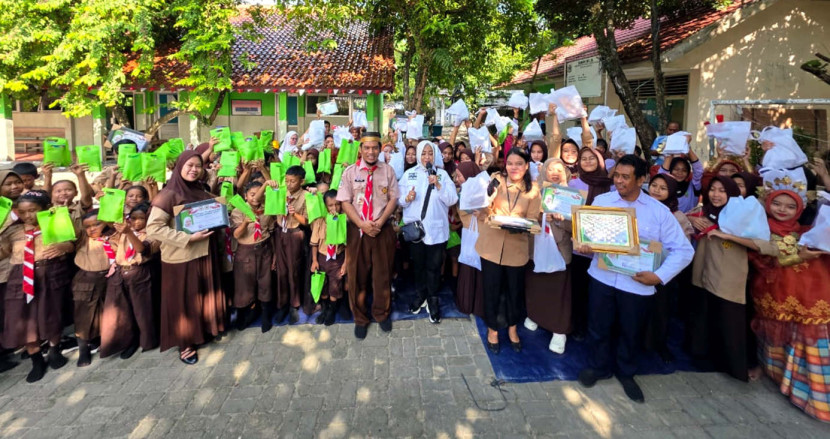 Anggota DPD RI Dapil DKI Jakarta Fahira Idris saat kunjungan kerja dan menemui warga Pulau Sebira di Kepulauan Seribu. (Foto: Dok RUZKA INDONESIA)