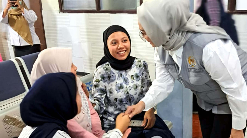 Anggota Komisi IX DPR RI Lucy Kurniasari menyapa warga di salah satu Puskesmas di Kecamatan Lakarsantri, Surabaya, Rabu (15/10/2025). (Foto: Dok RUZKA INDONESIA)