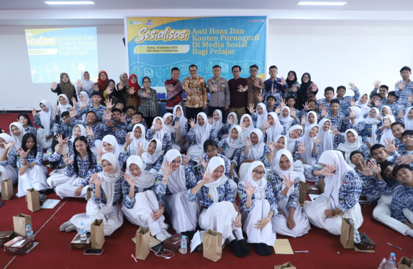Para pelajar SMAN 5 Samarinda, komitmen ikut tangkal hoaks. (Adpimprov)