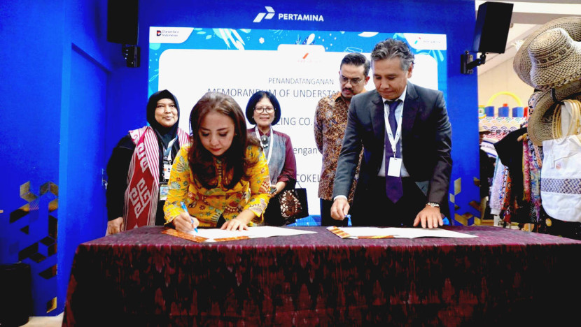 Prosesi penandatanganan antara PT Java Criollo Cokelat Indonesia, yang diwakili oleh Founder Inge Oktavia Arina, dan Being Co. Ltd Jepang, yang diwakili oleh Sakae Noda, turut disaksikan oleh Menteri Koperasi dan UKM Republik Indonesia, Maman Abdurrahman. (Foto: Dok RUZKA INDONESIA)