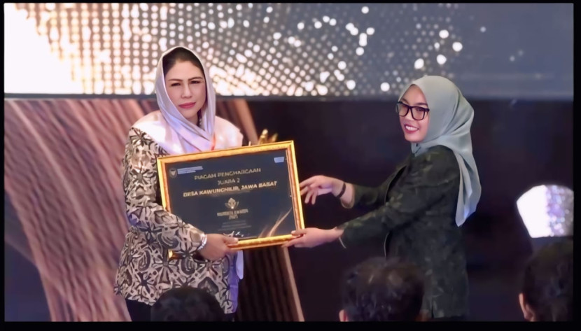 Kepala desa Kawung Hilir terima sertifikat penghargaan dari Kementerian Koordinator Pemberdayaan Masyarakat di Jakarta. (Foto: Dok Reza Pahlevi)