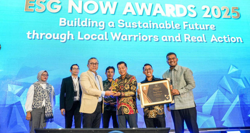 Penghargaan Eco Innovator Àward bagi Program Desa Energi Berdikari Walahar di Kabupaten Karawang ini diserahkan langsung oleh Menteri Koordinator Bidang Pangan Republik Indonesia, Zulkifli Hasan, Kamis (16/10/2025). (Foto: Dok RUZKA INDONESIA)