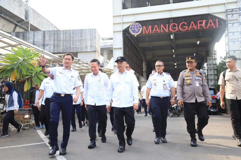 Dirut KAI Bobby Rasyidin (kiri) memberi penjelasan kepada Menhub Duddy Purwagandhi (ketiga dari kiri) dalam kunjungan Menhub ke Stasiun Maggarai dan Tanah Abang, Jakarta, Senin (13/10). (Foto: Humas KAI)