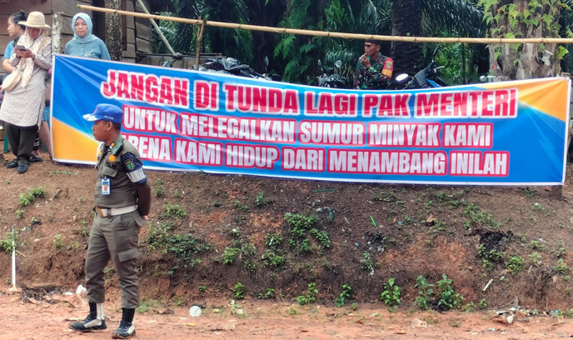 Salah satu spanduk menyambut Menteri ESDM di Keluang. (FOTO: Maspril Aries)