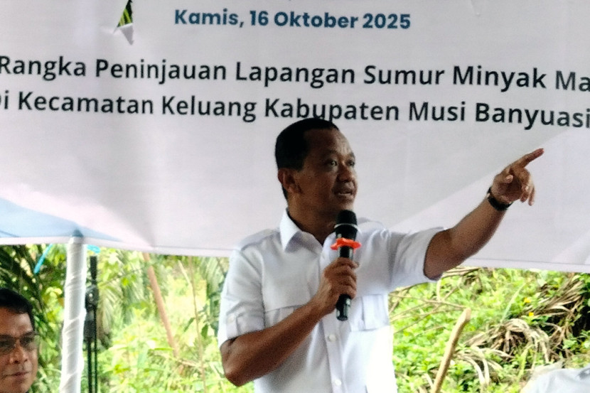 Menteri Energi dan Sumber Daya Mineral (ESDM) Bahlil Lahadalia saat berkunjung meninjau sumur minyak masyarakat di Keluang. (FOTO: Maspril Aries)