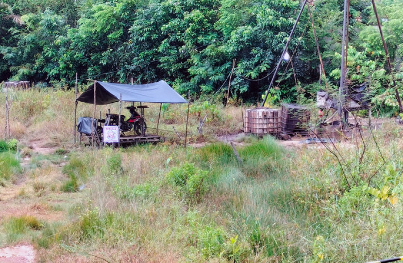 Sumur minyak masyarakat di Keluang dengan teknologi sederhana (FOTO: Maspril Aries)