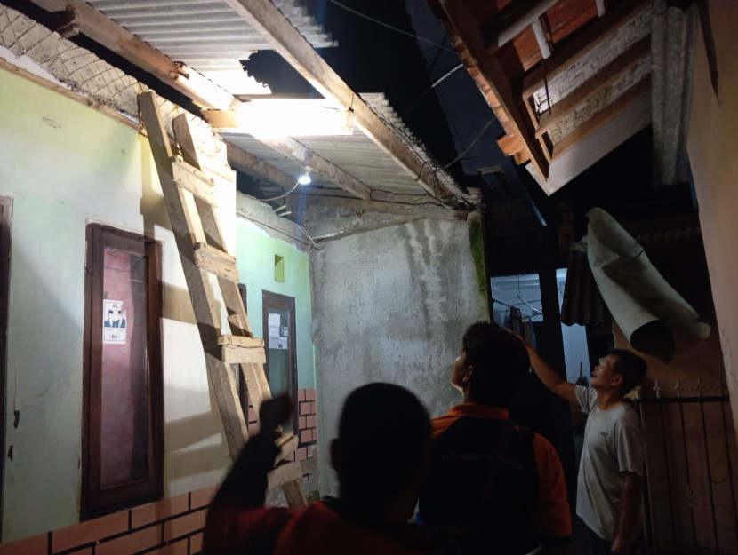 Salah satu rumah terdampak angin kencang di Kecamatan Gunungpuyuh, Kota Sukabumi, Kamis (16/10/2025). Dok BPBD