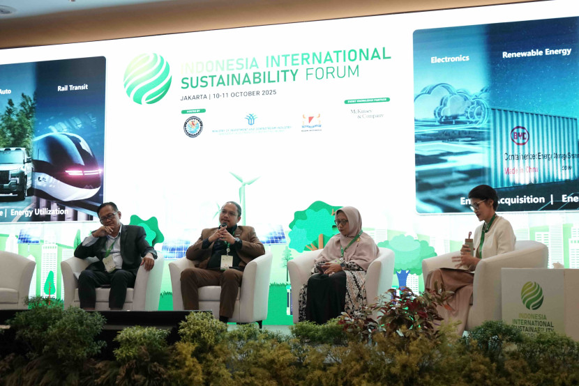 Head of Public and Government Relations PT BYD Motor Indonesia Luther Panjaitan (kedua dari kiri)  menjadi panelis pada salah satu thematic session mengenai arah perkembangan industri hijau, termasuk transisi menuju energi terbarukan dan kendaraan listrik berbasis inovasi teknologi di IISF 2025. Foto: BYD Indonesia.