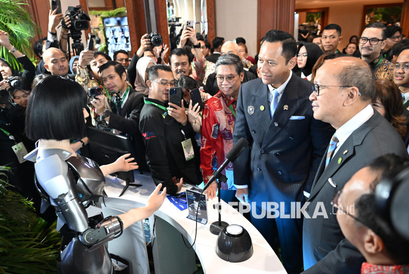 Menko Infrastruktur dan Pembangunan AHY, dan Menteri Investasi Rosan Roeslani.