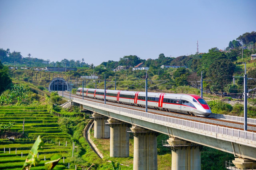 Ilustrasi. Whoosh telah melayani lebih dari 12 juta penumpang dengan rata-rata pertumbuhan yang konsisten setiap bulan. (Foto: Corcom KCIC)
