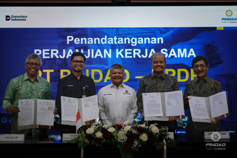 Penandatanganan perjanjian kerja sama antara PT Pindad dengan BPDP dan ITB di Malang, Kamis (16/10/2025).
