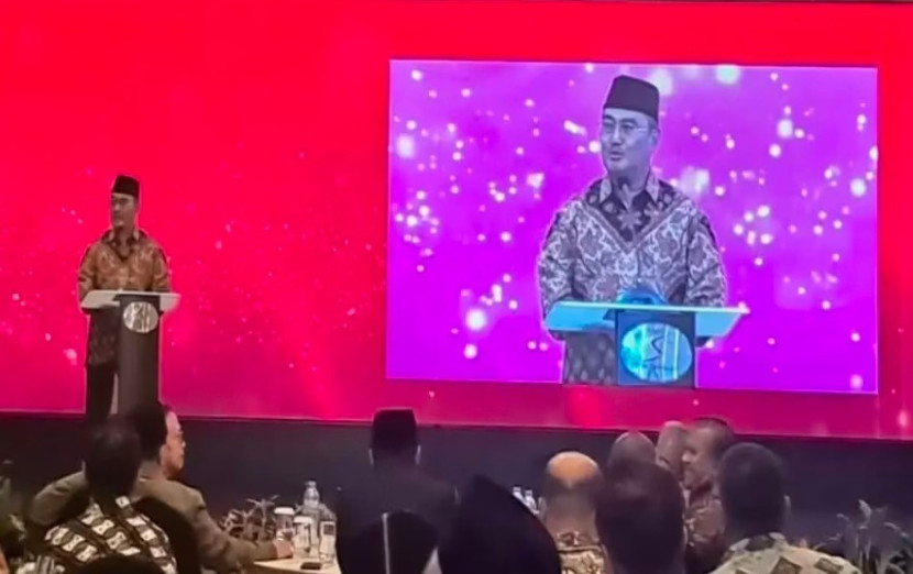 Jimly Asshiddiqie memberikan penghargaan Jimly Award 2025. (Foto: Dok RUZKA INDONESIA)