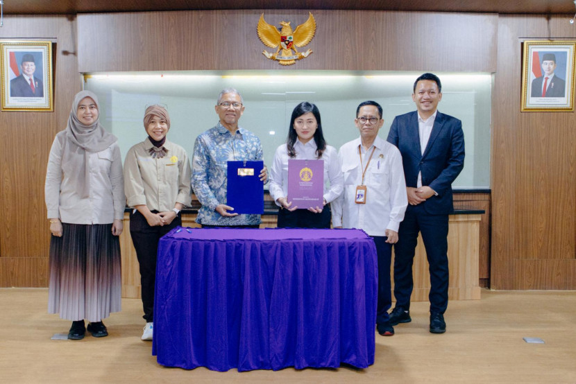 Direktur Operasi dan Pemeliharaan PT MRT Jakarta, Mega Tarigan (ketiga dari kanan), dan jajaran pimpinan FKM UI berfoto usai menandatangani perjanjian kerja sama kedua belah pihak. (Foto: PT MRT Jakarta/Eko)