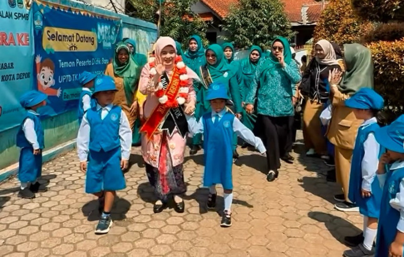 Ketua TP-PKK Kota Depok, Siti Barkah Hasanah, atau yang akrab disapa Cing Ikah bersama anak-anak PAUD Kota Depok. (Foto: Dok RUZKA INDONESIA)